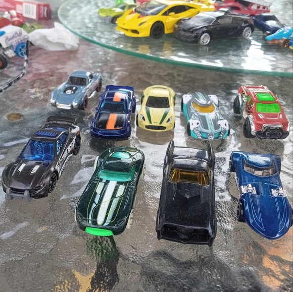 Hot Wheels Bundle 2011 Mattel Aston Martin car toy - Picture 4 of 8